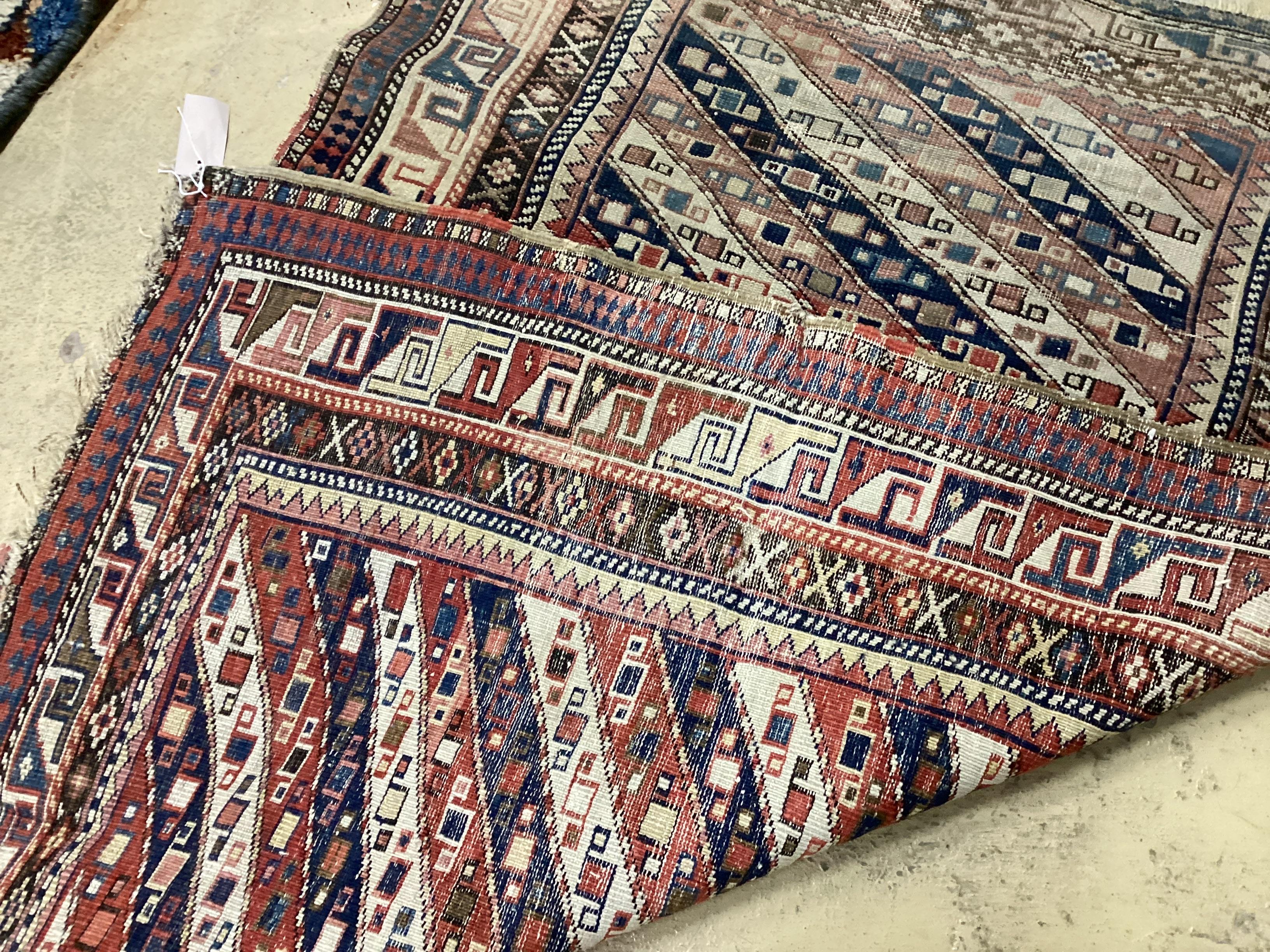 An antique Shirvan rug, 132 x 98cm